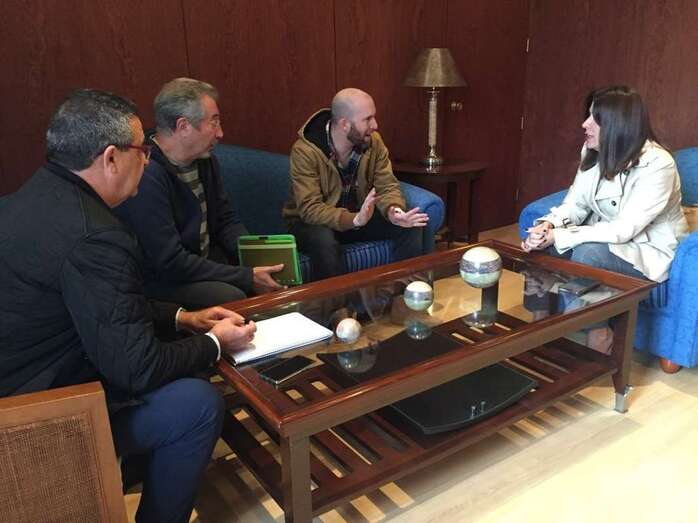 La alcaldesa con el bailarín teldense Nhuacet Guerra (Foto TA)